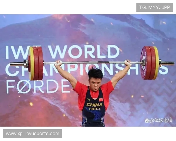 举重选手抓举动作一气呵成